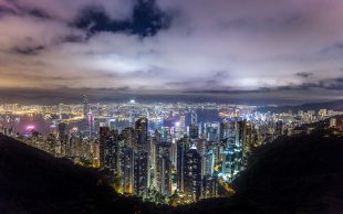 玩偶姐姐在线观看 HongKongDoll写真系列，香港城市背景，电影感构图，色调偏冷蓝，与玩偶姐姐系列同源
